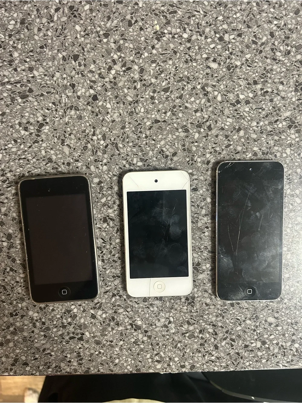 Apple iPod Touch Trio in Black and White Untested